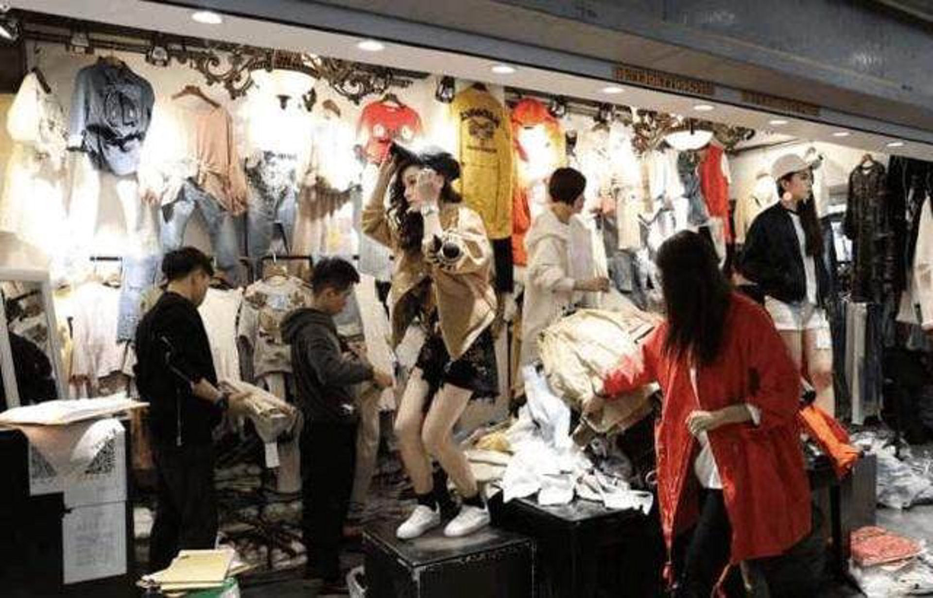 嗣洛服装